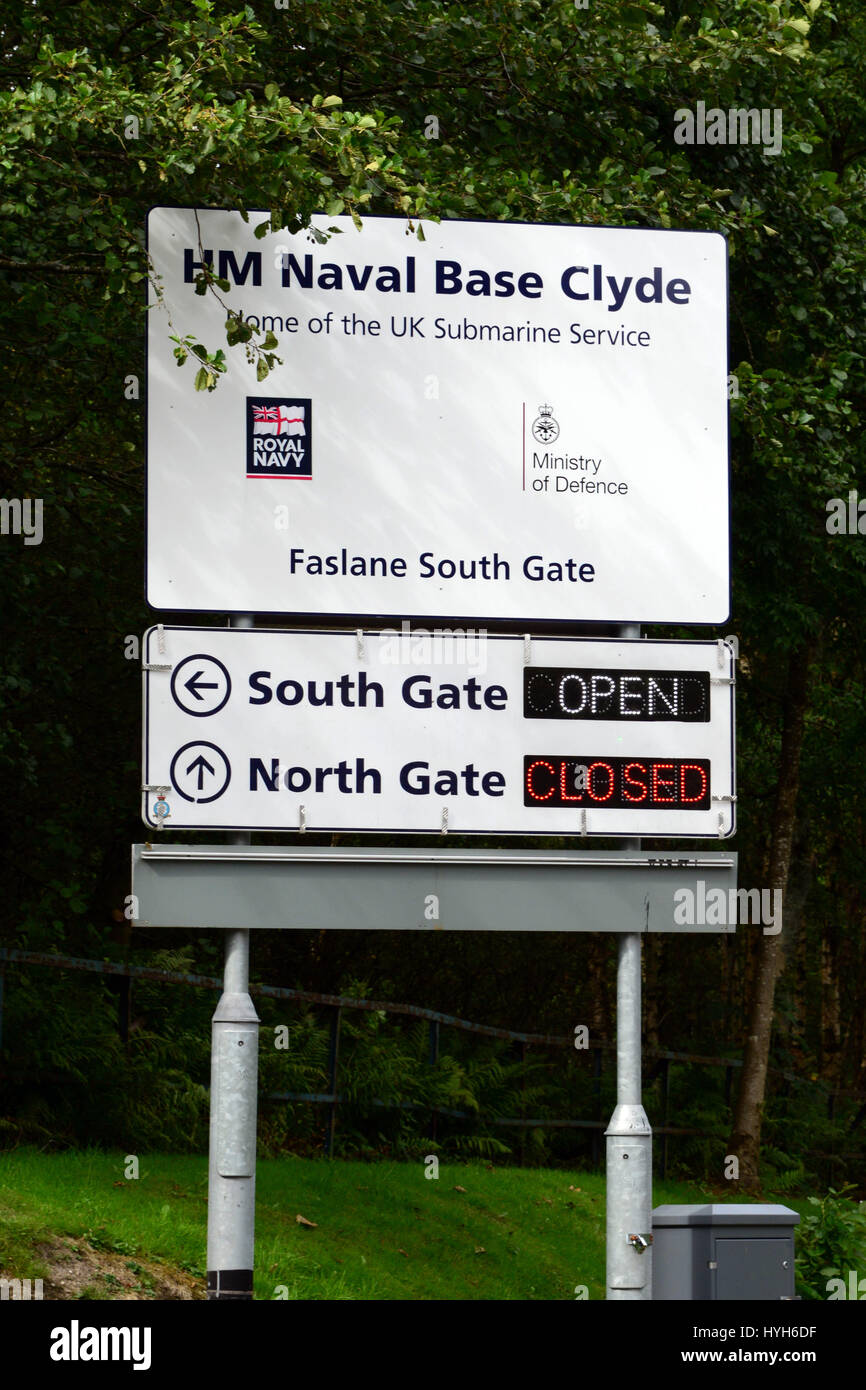 Ein Zeichen für HM Naval Base Clyde nahe dem Eingang zur Basis Faslane Stockfoto