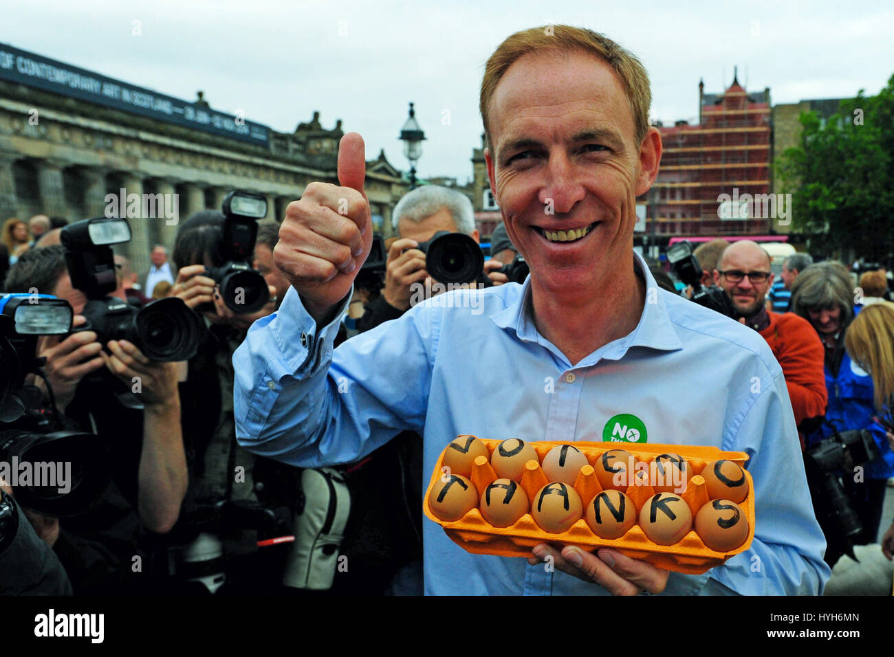 Jim Murphy hält ein Dutzend Eiern beschriftet mit dem Slogan "Abstimmung Nein Danke", wie er seine Serie von setzt "Outdoor-Treffen Seifenkiste" nach "angestachelt" von Gegnern in einer früheren Sitzung Stockfoto