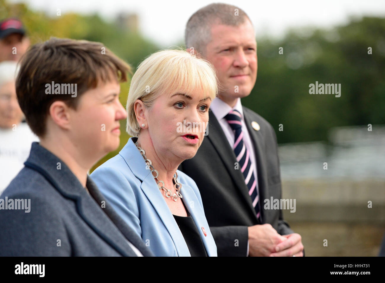 Schottische Labour Leader Johann Lamont (C) spricht bei einem parteiübergreifenden Medien-Briefing zu Vorschlägen für die Umsetzung von mehr Befugnisse für Schottland bei Nein Stimme in das Unabhängigkeitsreferendum, flankiert von konservativer Führer Ruth Davidson und Liberal Democrats Willie Rennie Stockfoto