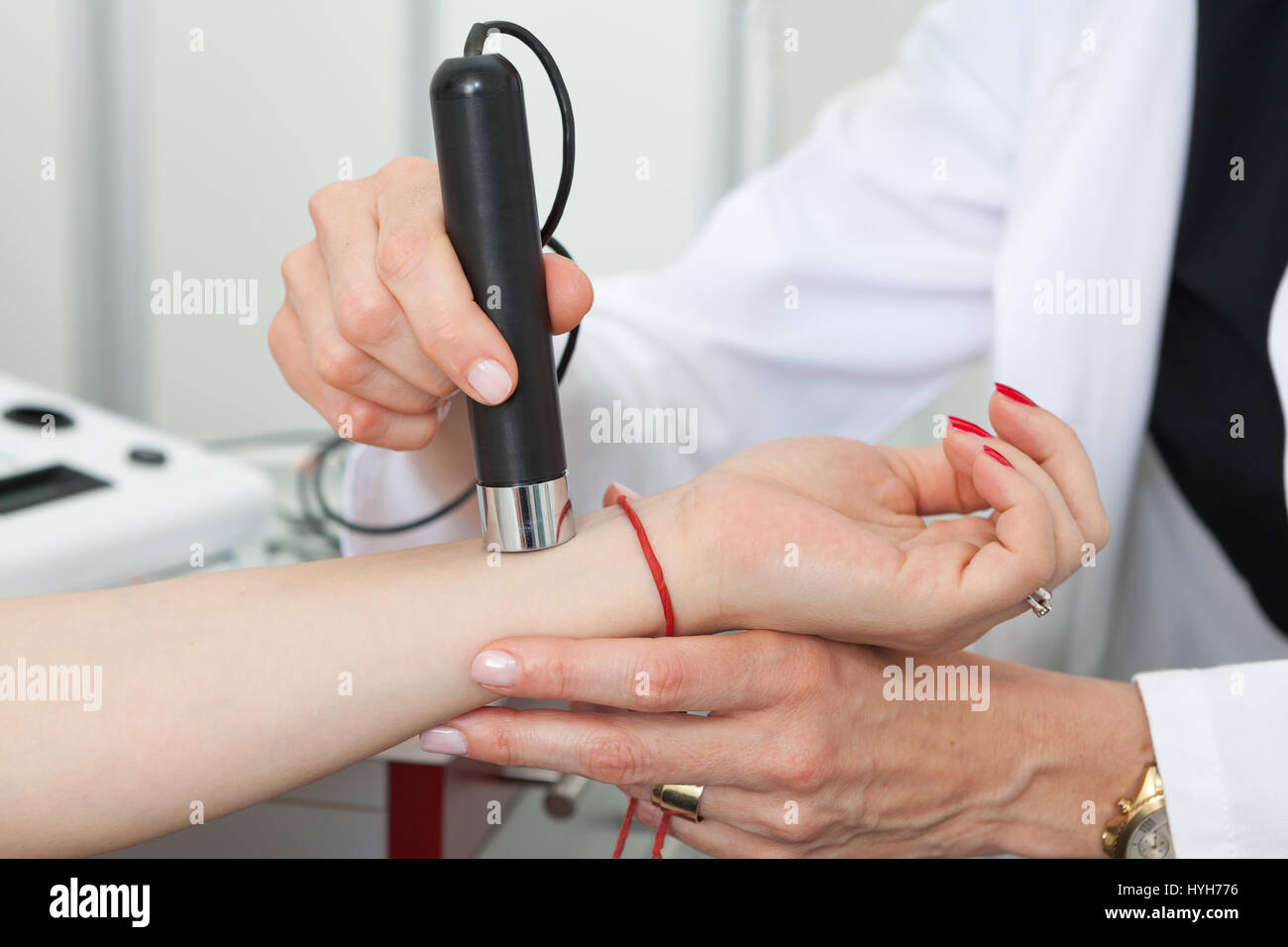 Dermatologen, die Untersuchung von Muttermalen und Maulwürfe auf einer Patientin (Untersuchung von Muttermalen) Stockfoto
