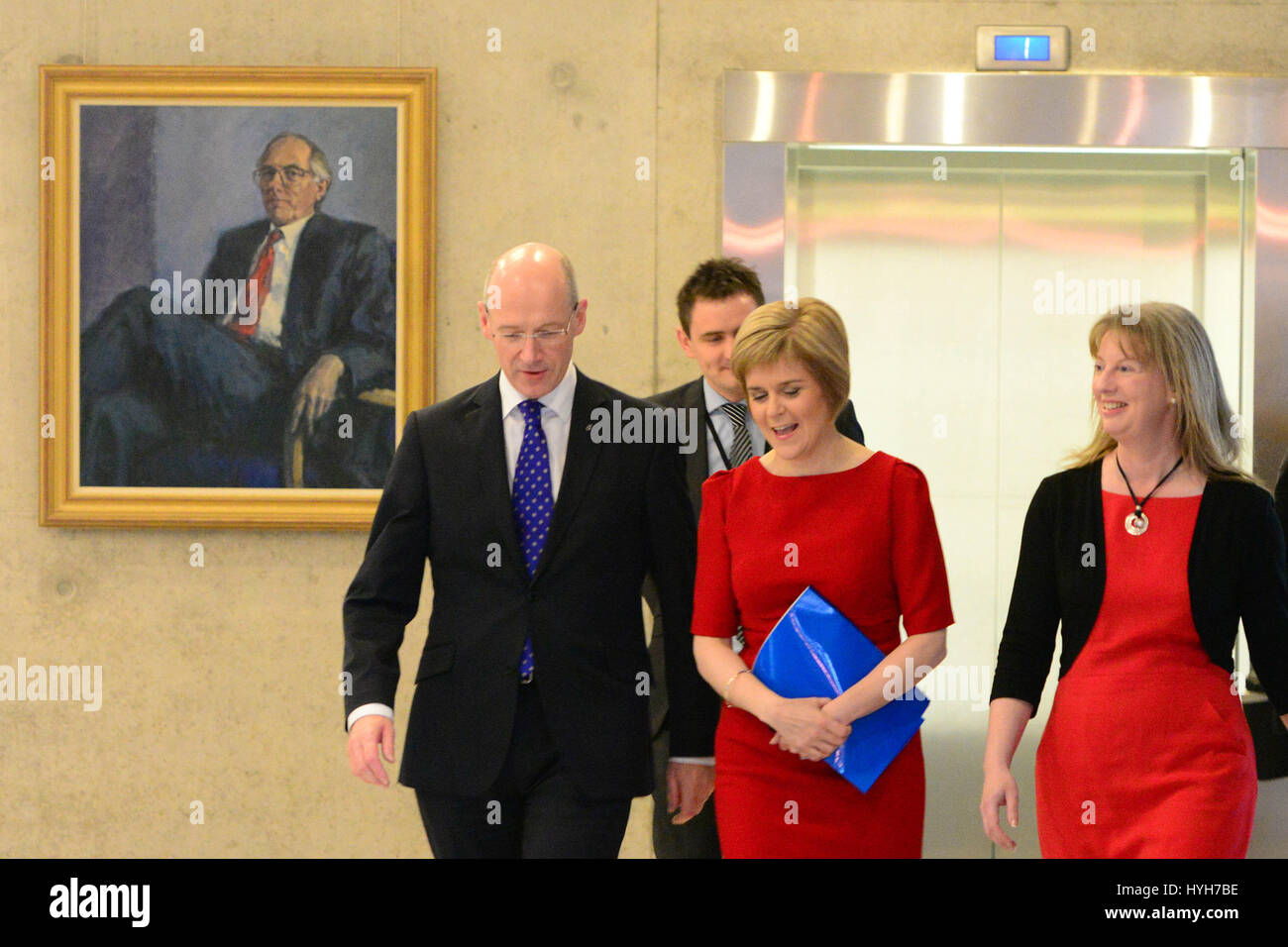 Nicola Sturgeon (C) übergibt ein Porträt von Schottlands ersten ersten Minister Donald Dewar in das schottische Parlament kurz vor Erhalt der Nominierung als erste Frau Schottlands erster Minister Stockfoto