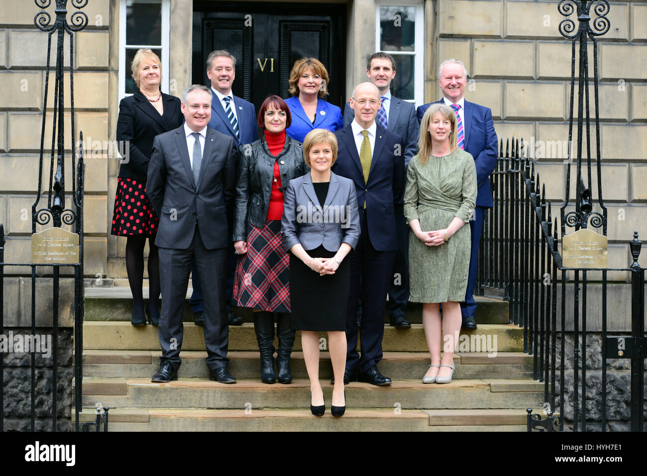 Schottlands First Minister Nicola Sturgeon (C) auf den Stufen des Bute Haus, ihren offiziellen Wohnsitz in Edinburgh, mit den neu ernannten Mitgliedern des ihr Kabinett nach einer Kabinettsumbildung Stockfoto