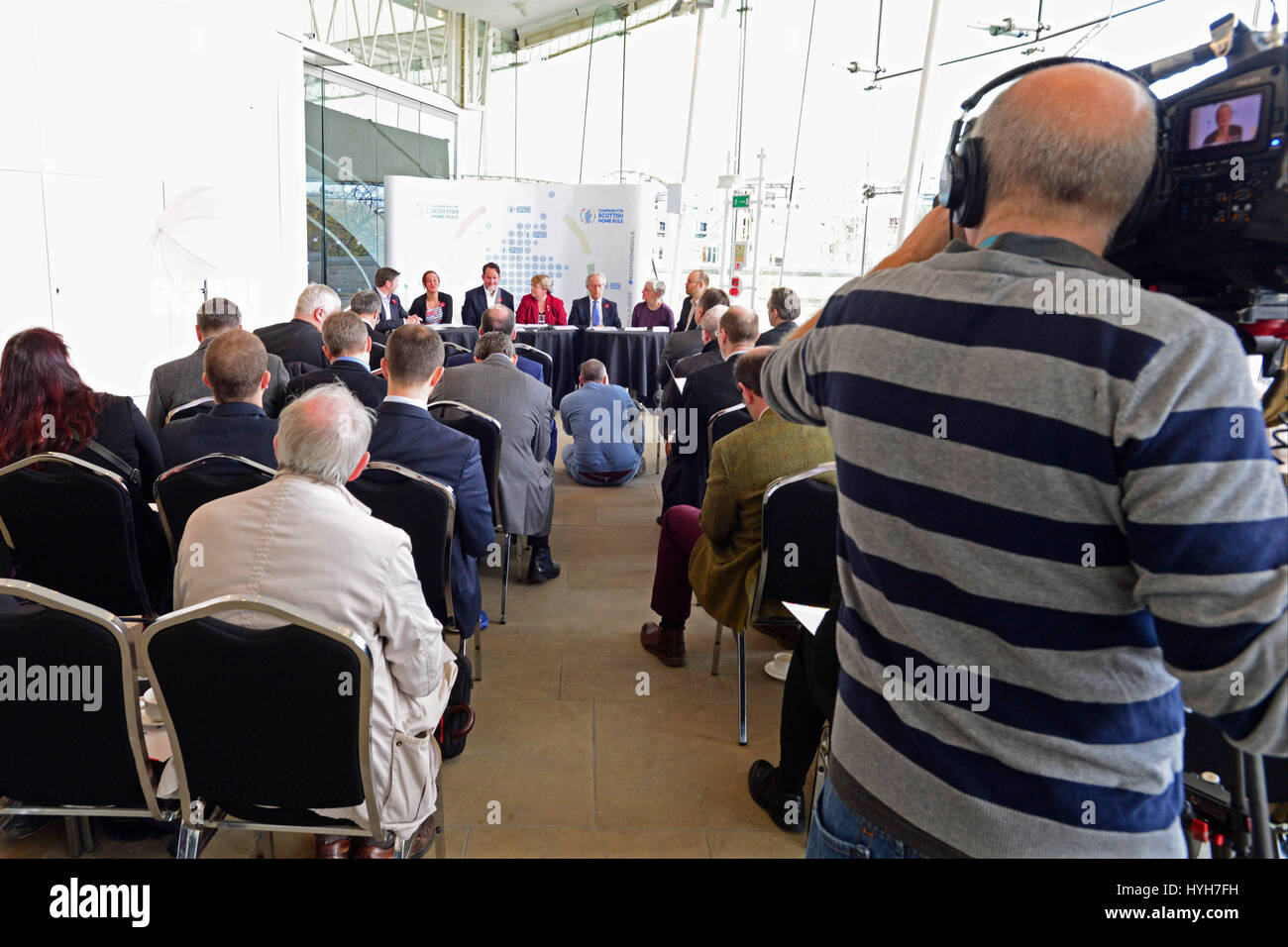 Versammelte Medien anhören Kurzadressen von Mitgliedern einer Steuerungsgruppe bei der Vorstellung der "Campaign for Scottish Home Rule" Stockfoto