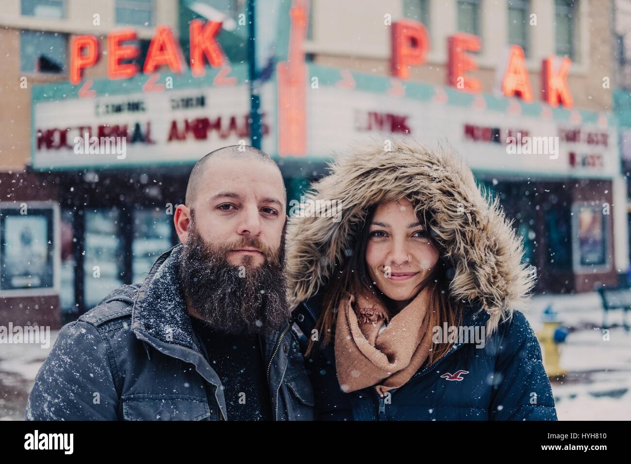 Bärtiger Mann und schöne Frau stand vor einem Theater im Schnee in Colorado Springs, CO, USA Stockfoto