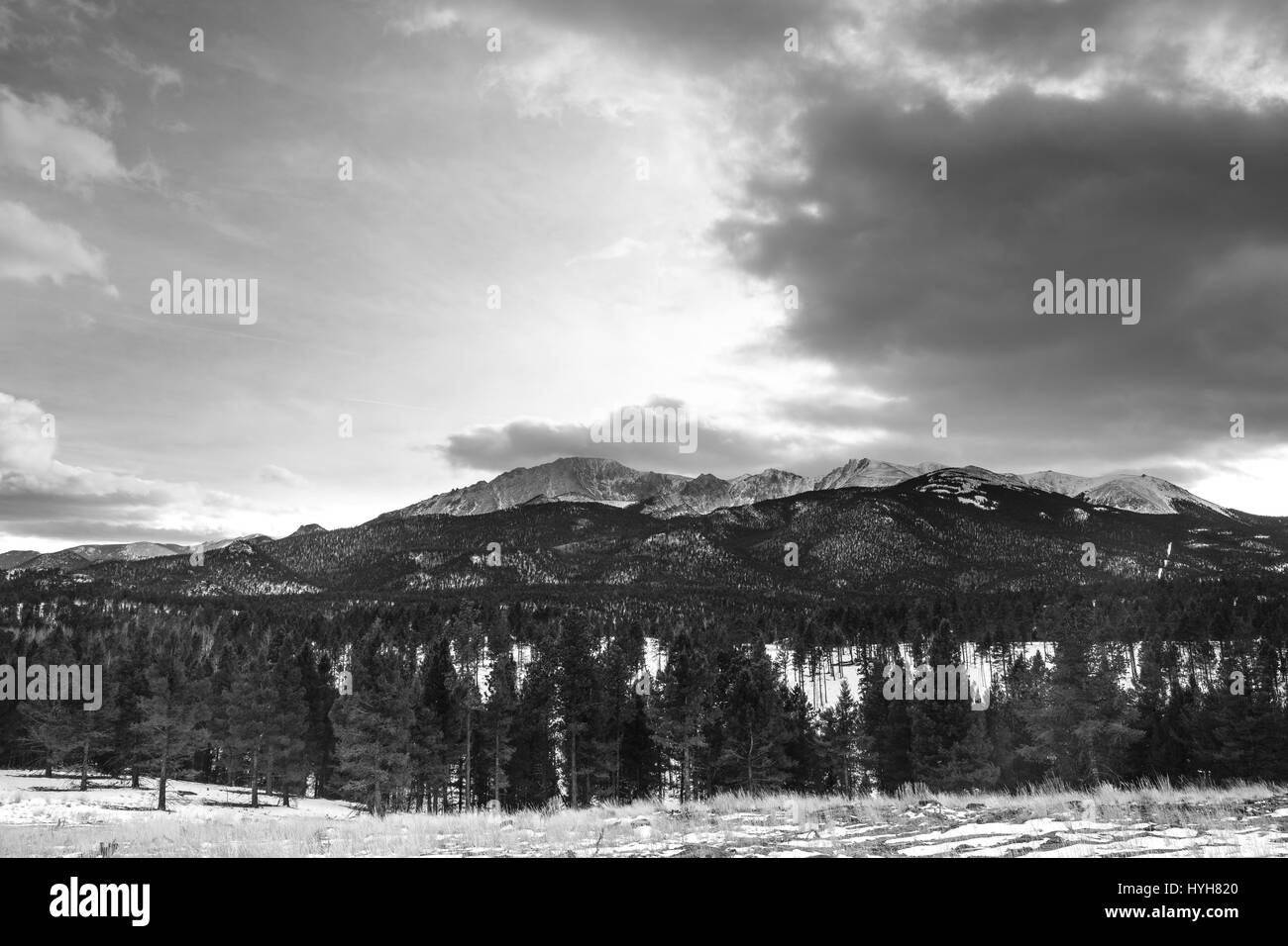 Schneebedeckte Gebirge auf einem privaten Grundstück mit einem kein Hausfriedensbruch Schild. Die Zufahrt führt zu einem offenen Feld mit Panoramablick auf die Berge. Stockfoto