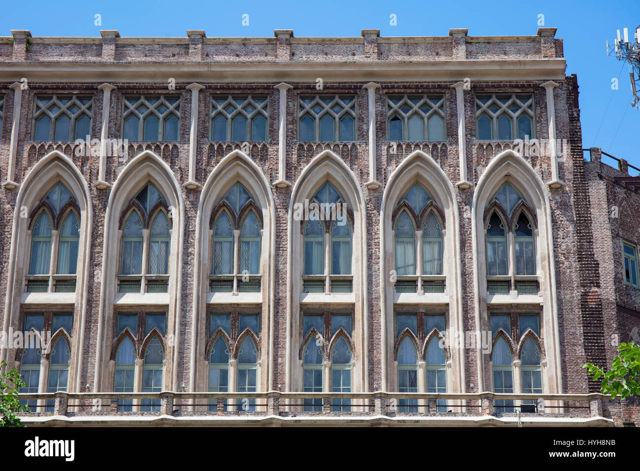 Detail der Neo-gotischen Stil-Architektur der Hochschule für Technik. Recoleta, Buenos Aires, Argentinien. Stockfoto