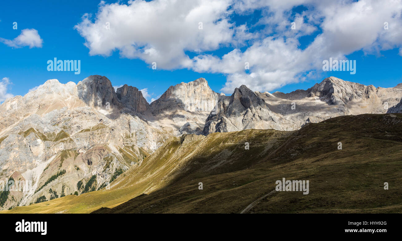 Berge Dolomitenlandschaft während der Herbstsaison im Val San Nicolò, im Dolomitengebiet, Trentino-Südtirol, Südtirol, italien. Stockfoto