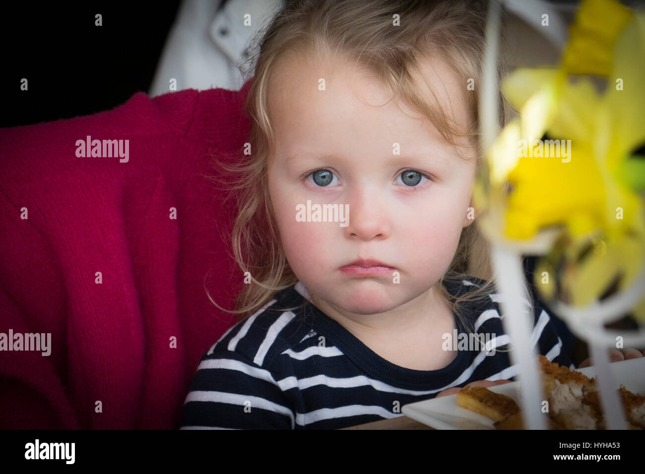 Kind Mädchen aufregen tränenreichen Schmollmund schmollend direkten Blick Stockfoto