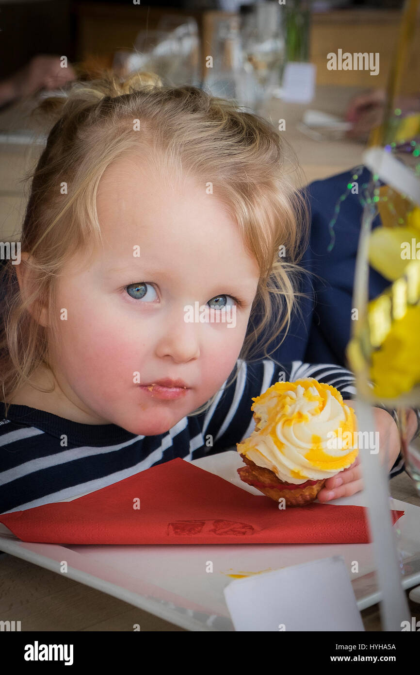 Mädchen jung Kind Kuchen essen Blick Stockfoto