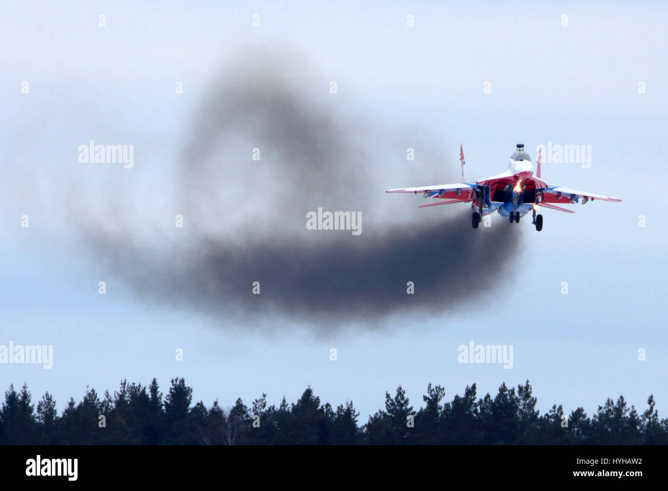 KUBINKA, MOSCOW REGION, Russland - 24. Februar 2014: MiG-29UB Düsenjäger Durchführung Übung in Kubinka Luftwaffenstützpunkt umherzugehen. Stockfoto