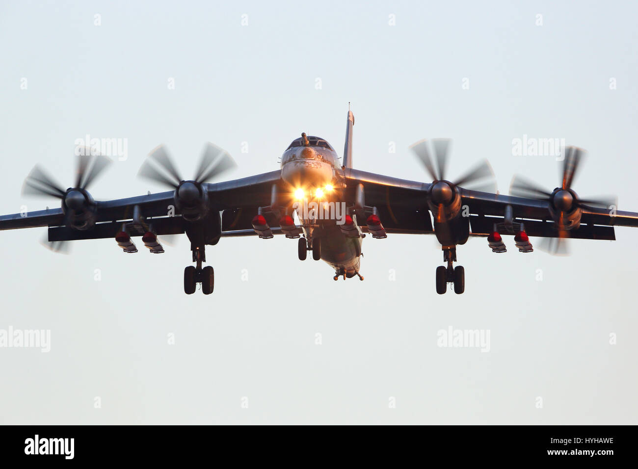 SCHUKOWSKI, MOSCOW REGION, Russland - 7. November 2015: Tupolev Tu-95MSM mit acht Marschflugkörper segelnder Testflug in Schukowski. Stockfoto