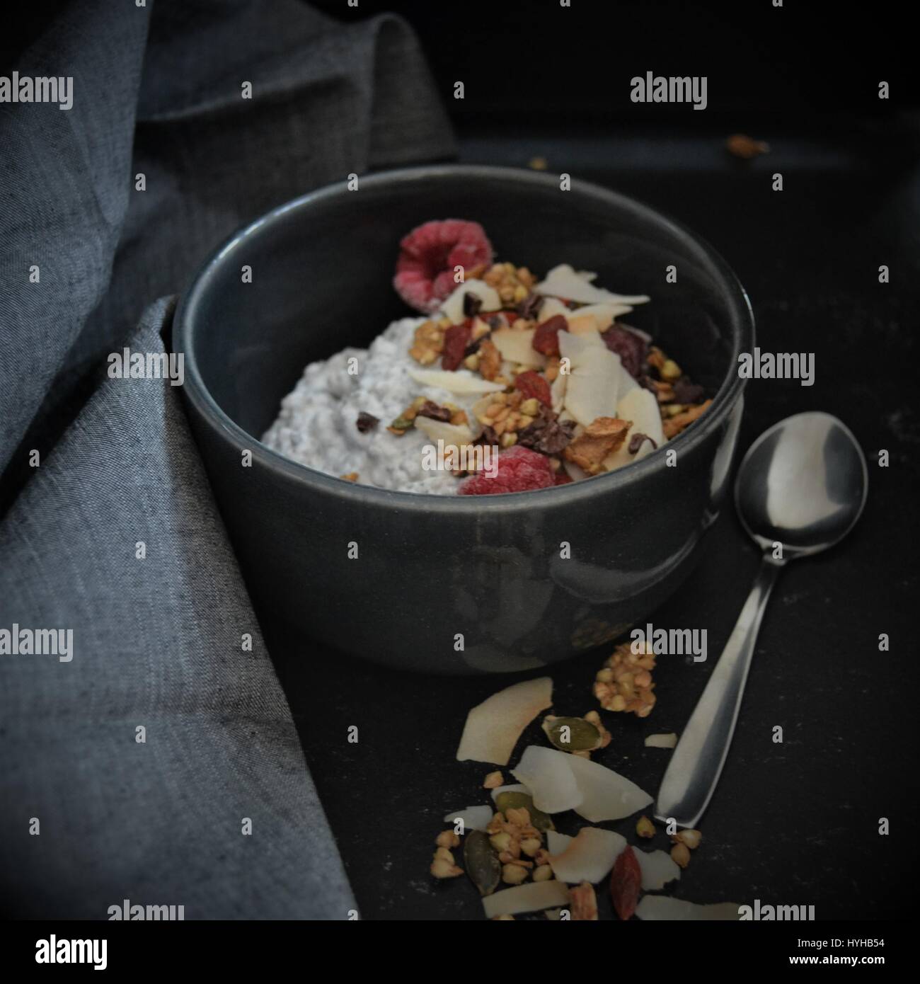Chia Pudding mit Himbeeren und Müsli Stockfoto