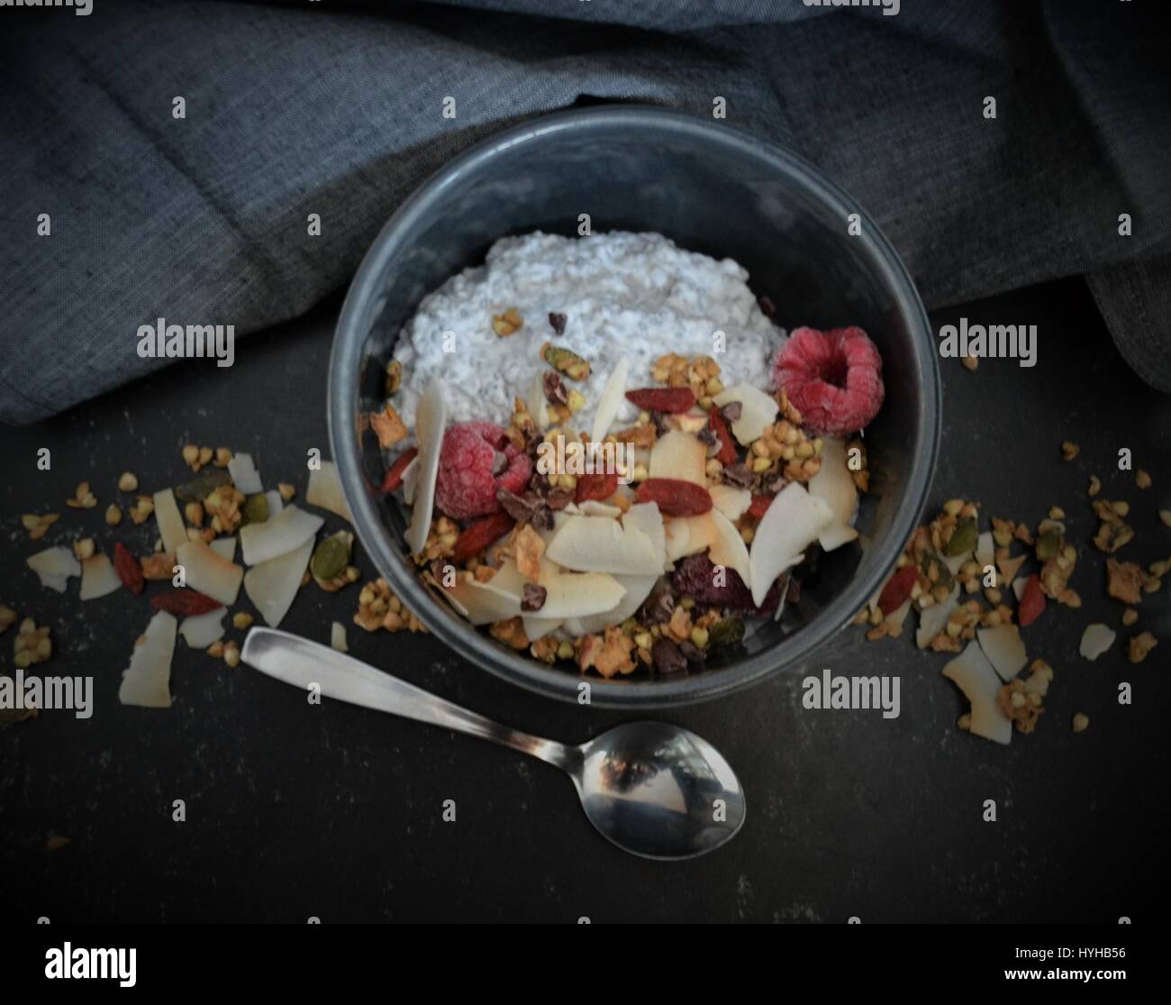 Chia Pudding mit Himbeeren und Müsli Stockfoto