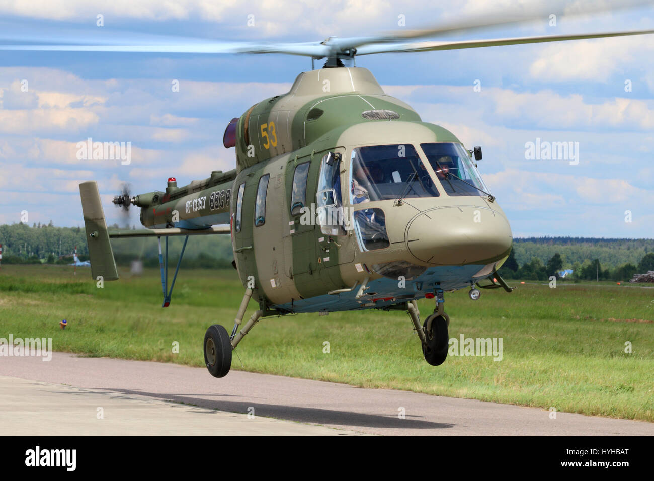 KUBINKA, Gebiet Moskau, Russland - 18. Juni 2015: Kazan Ansat-U Hubschrauber hebt ab bei Kubinka Air Force base während Armee-2015 Forum. Stockfoto