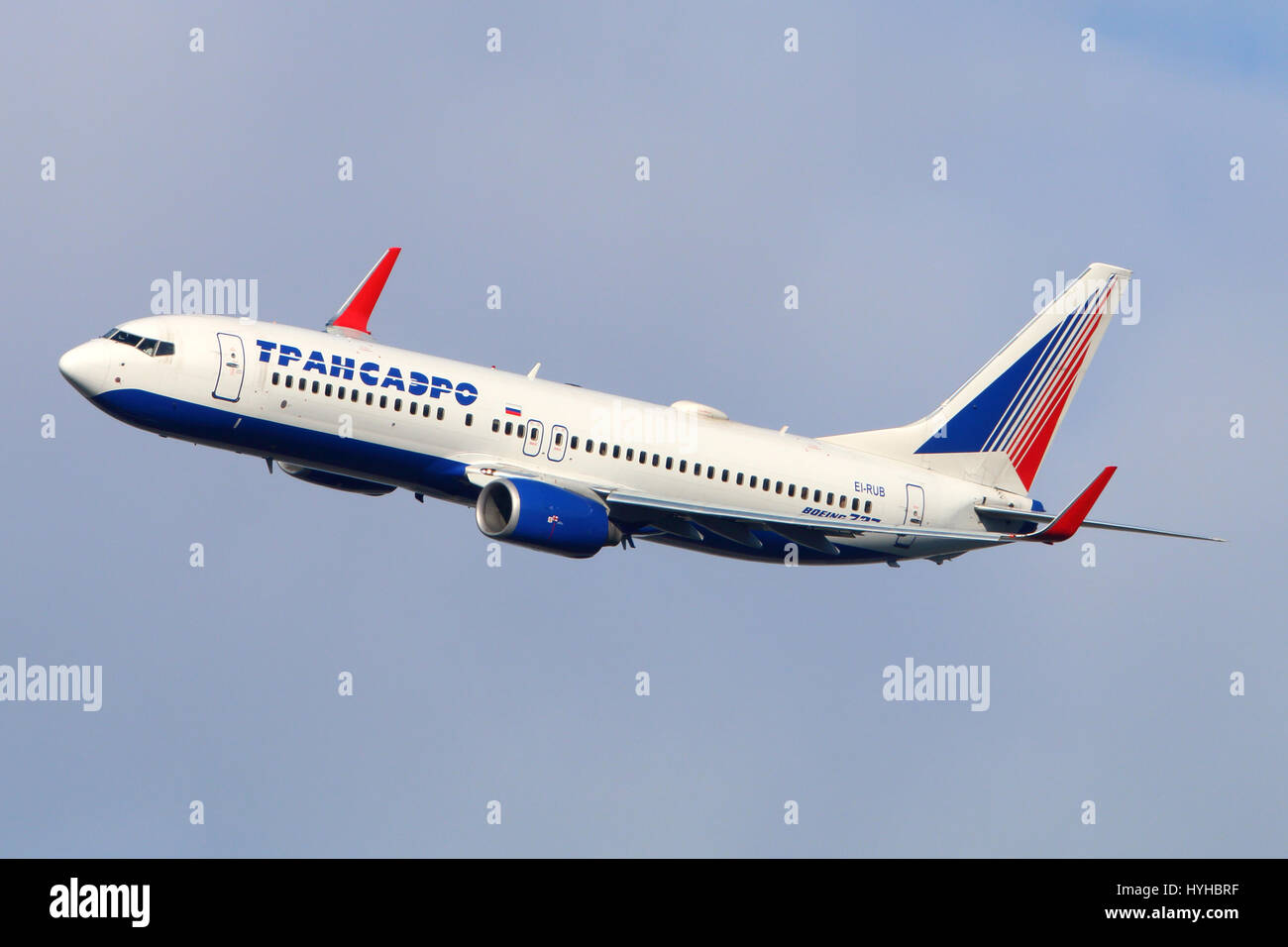 VNUKOVO, Gebiet Moskau, Russland - 23. Juli 2015: "Transaero" Boeing 737-800 macht endgültig wenden sich an Land am internationalen Flughafen Vnukovo. Stockfoto