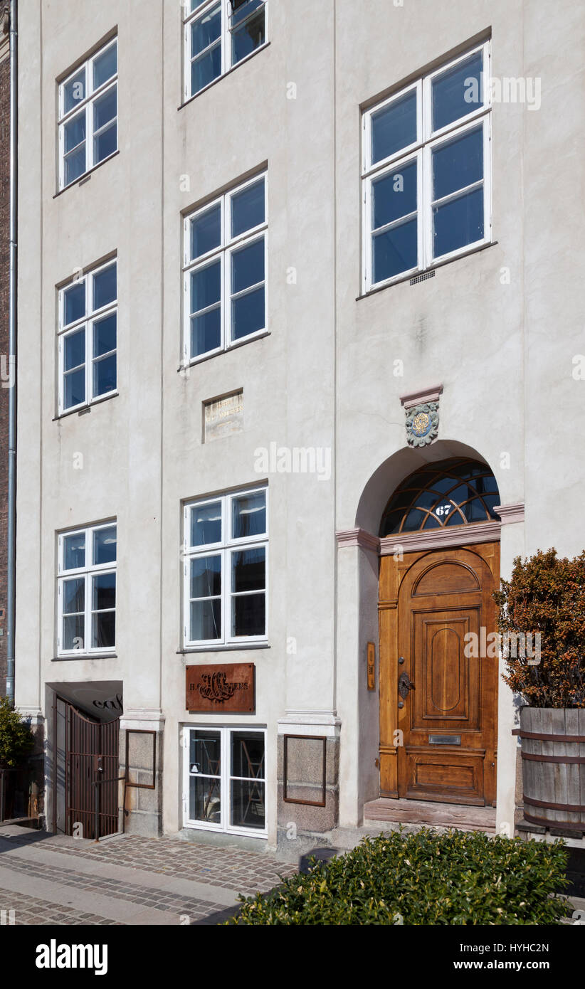 Nyhavn-67. Der dänische Schriftsteller und Dichter Hans Christian Andersen lebte in drei Räumen im zweiten Stock in diesem Gebäude von 1848-1865. Kopenhagen. Stockfoto