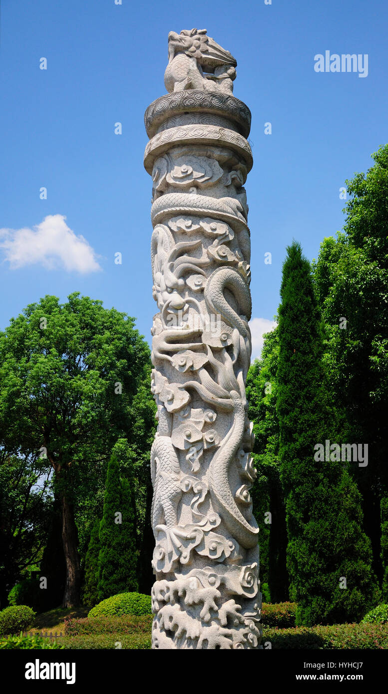 Ein chinesischer Löwe auf einem Drachen gewickelt Steinsäule mit Yu das große Naturgebiet in Shaoxing, China in der Provinz Zhejiang. Stockfoto