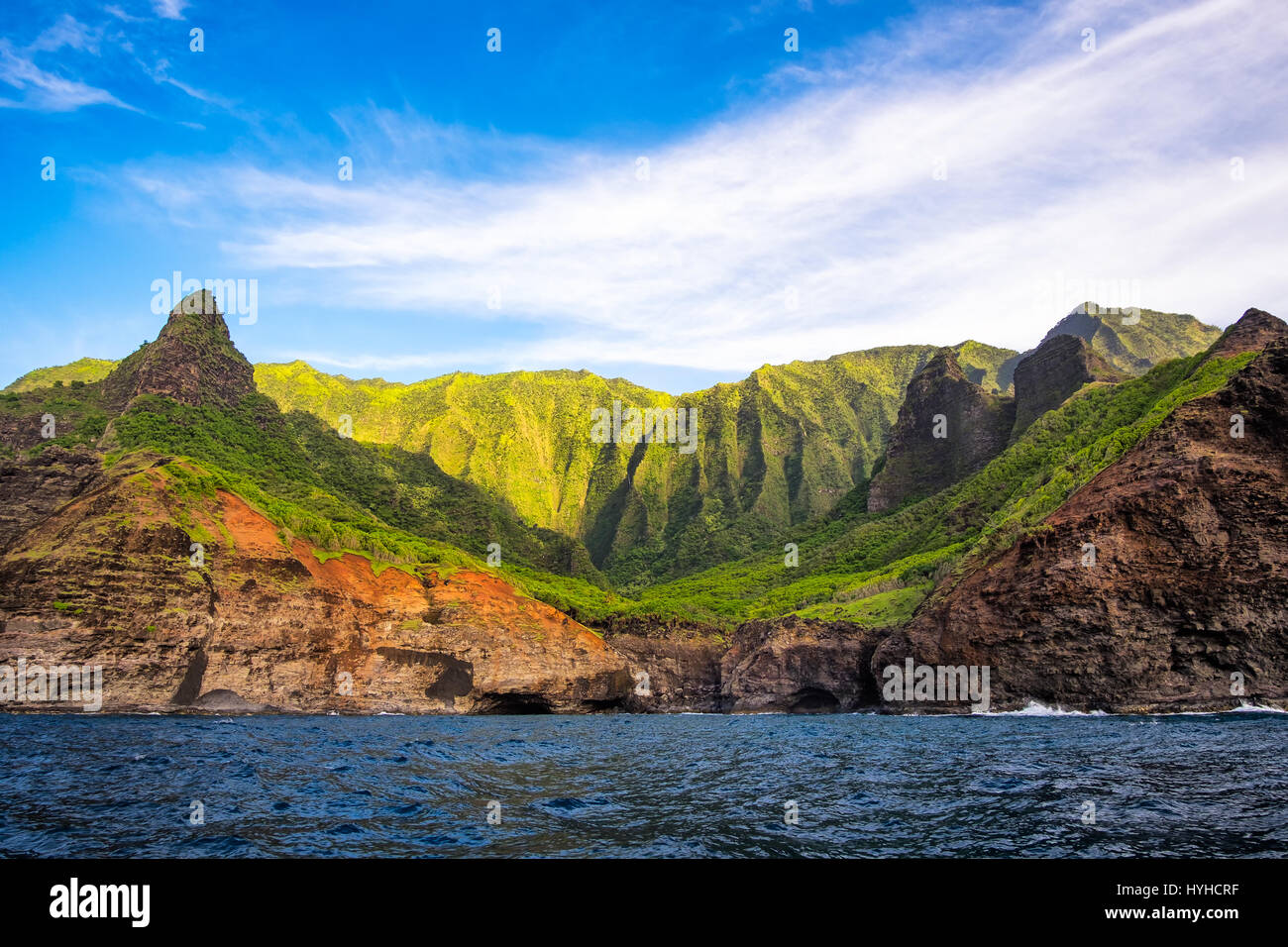Malerische Aussicht auf Na Pali Küste aus dem Meer, Kauai, Hawaii, USA Stockfoto
