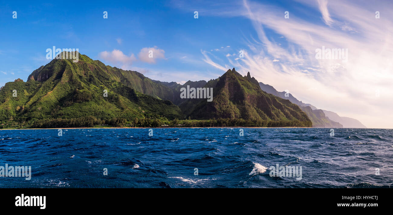 Panoramablick über Na Pali Küste aus dem Meer, Kauai, Hawaii, USA Stockfoto