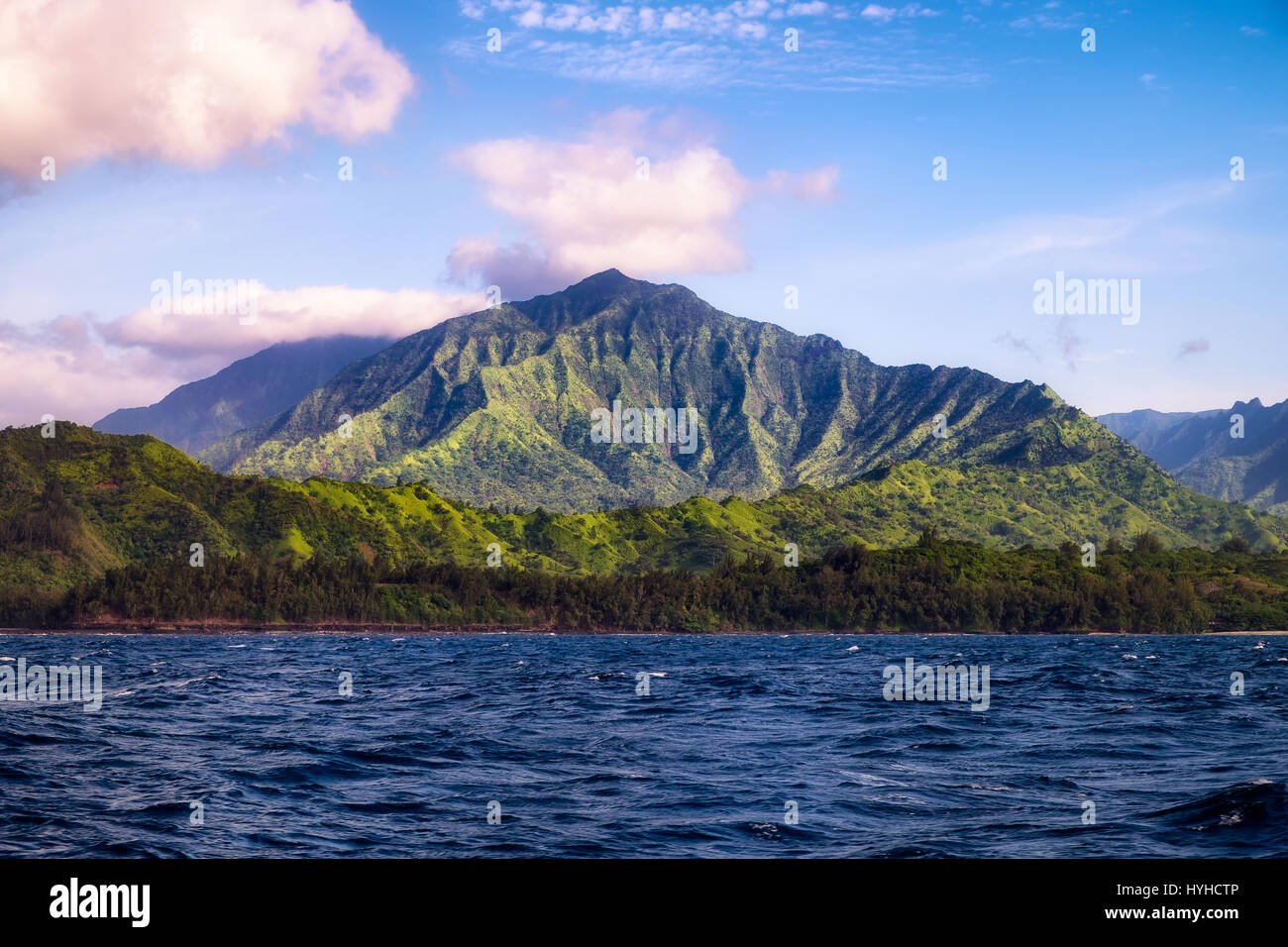 Schöne Landschaftsblick auf Na Pali Küste aus dem Meer, Kauai Stockfoto