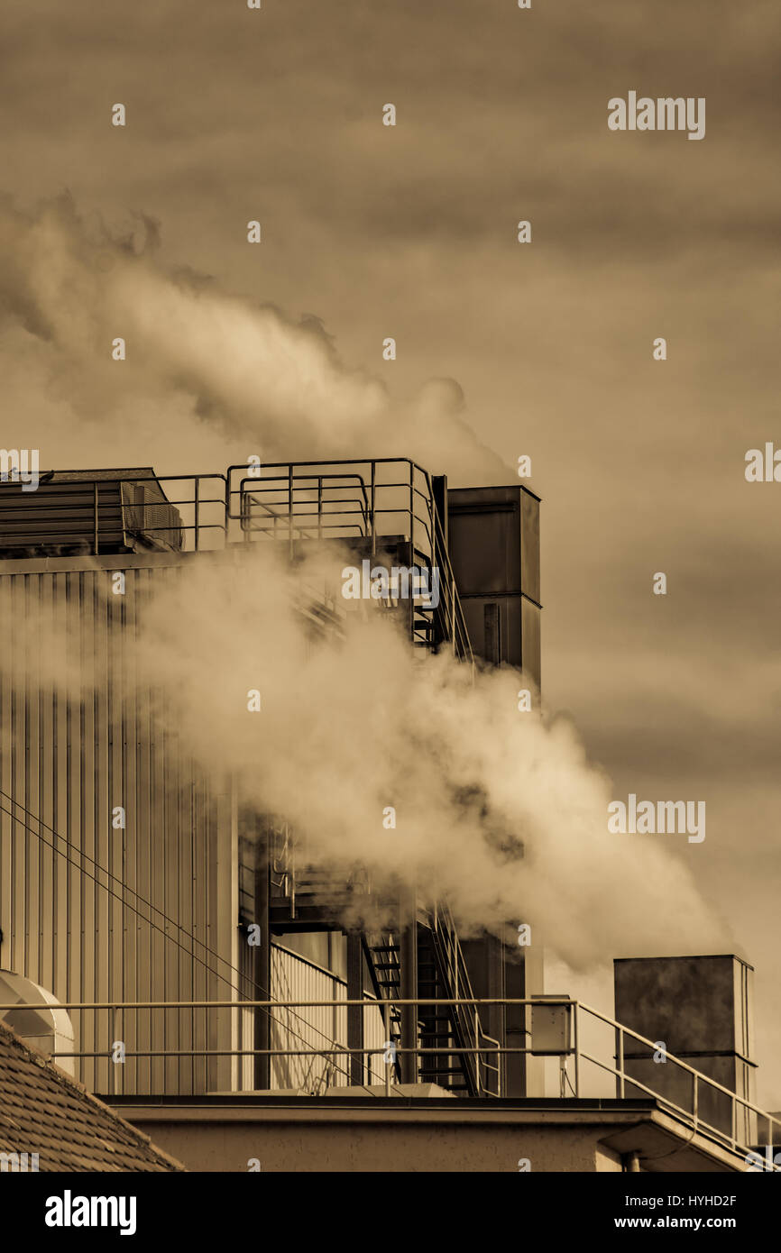 Verunreinigung der Luft durch den Schornstein einer alten Fabrik Stockfoto