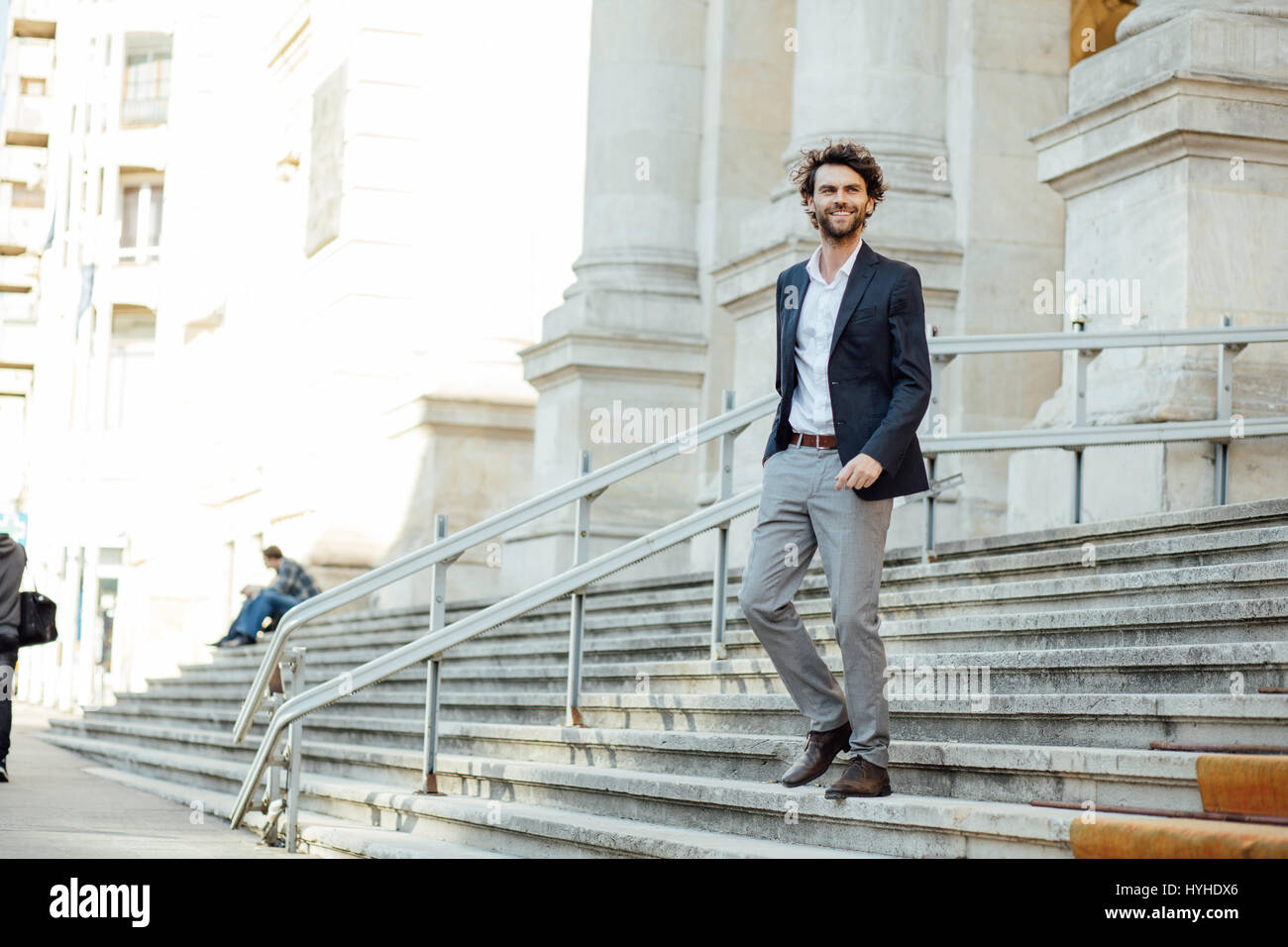 elegante und moderne Mann Treppen hinunter wichtige Gebäude mit positiven Einstellung Stockfoto