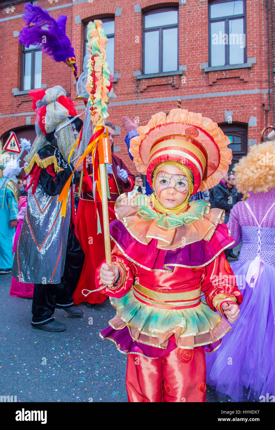 BINCHE, Belgien 26 FEB Teilnehmer in Binche Karneval von Binche