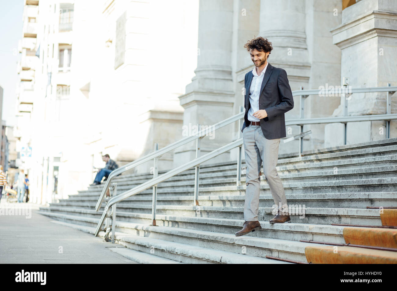 elegante und moderne Mann Treppen hinunter wichtige Gebäude mit positiven Einstellung Stockfoto