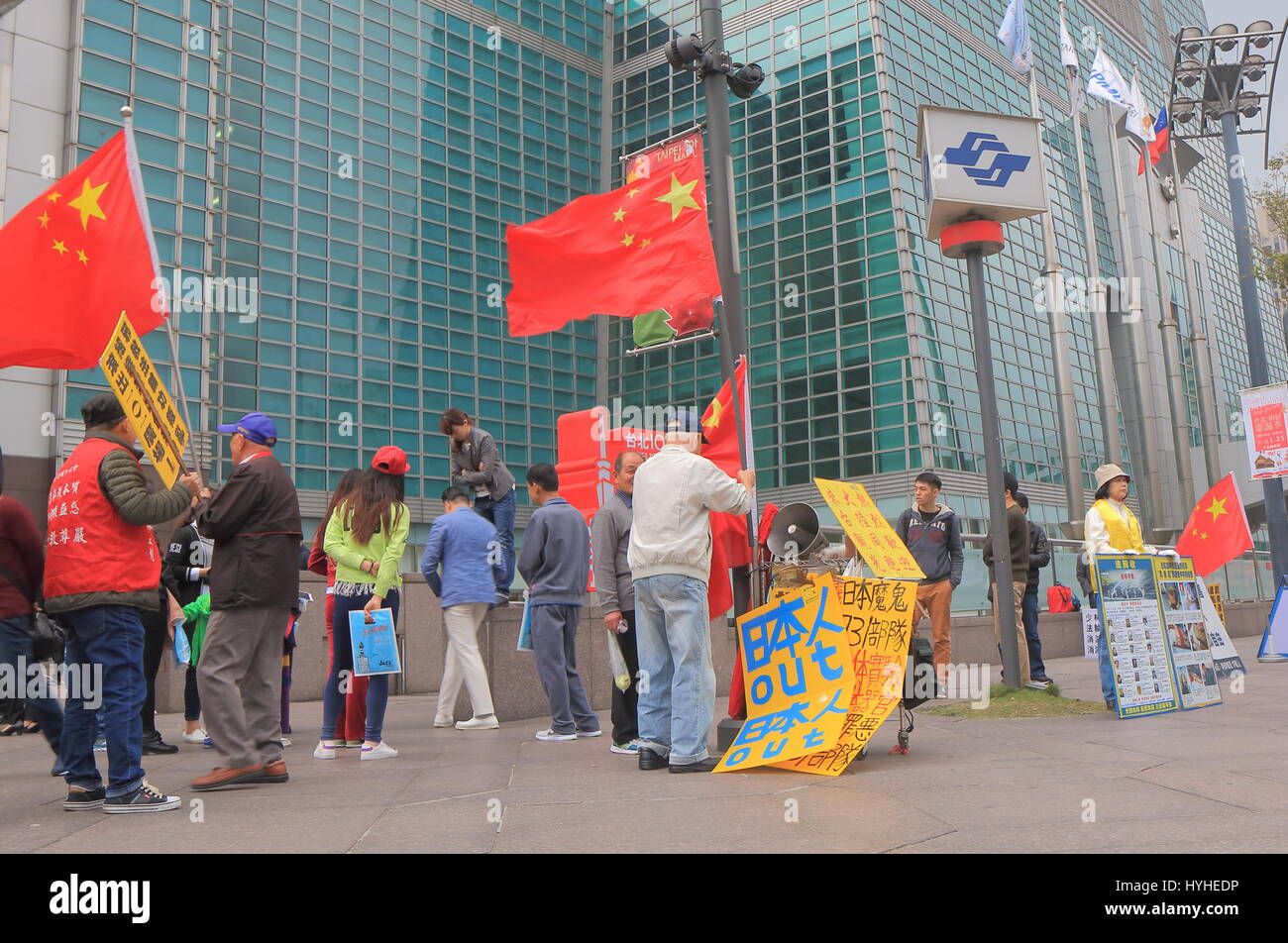 Menschen protestieren gegen Japan vor Taipei 101 in Taipei Taiwan. Stockfoto