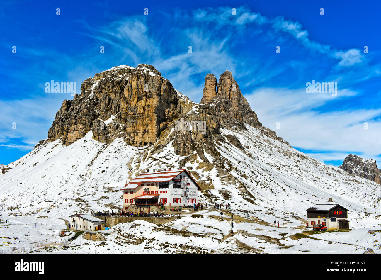 Dreizinnenhütte, Rifugio Locatelli Hütte, vor der schneebedeckten Gipfel Sextener Stein und Turm Toblin, Sextner Dolomiten, Südtirol, Italien Stockfoto