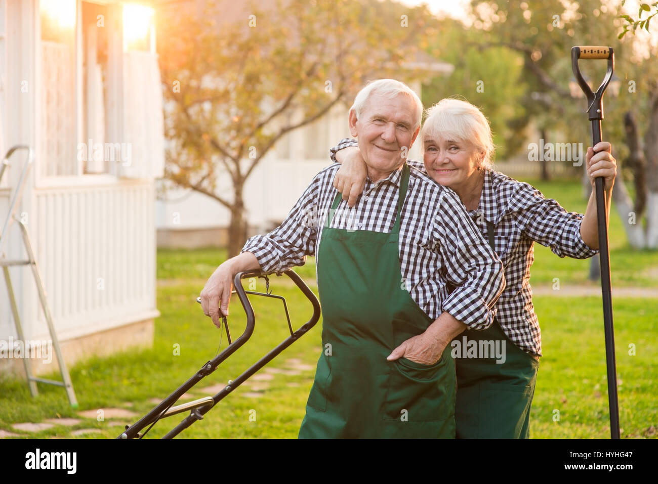 Glückliches Paar der leitenden Gärtner. Stockfoto