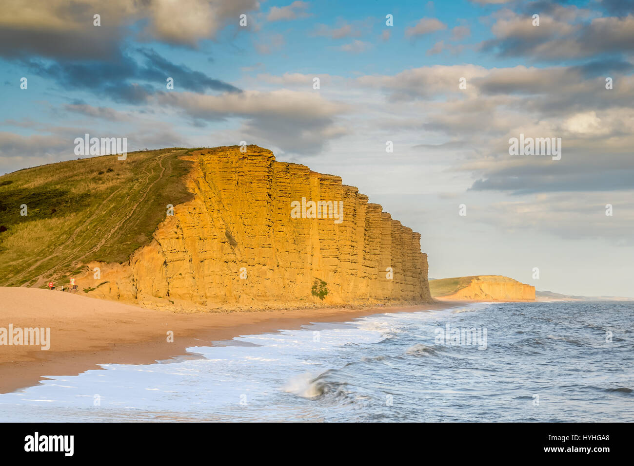 Blick auf die Klippen von West Bay, Dorset. Dieses Bild wurde vom Hafen Pier aufgenommen. Stockfoto