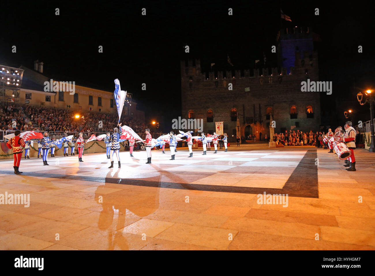 Marostica, VI, Italien - 9. September 2016: Fahnenträger während einer live show im wesentlichen quadratischen namens Piazza Degli Scacchi Stockfoto