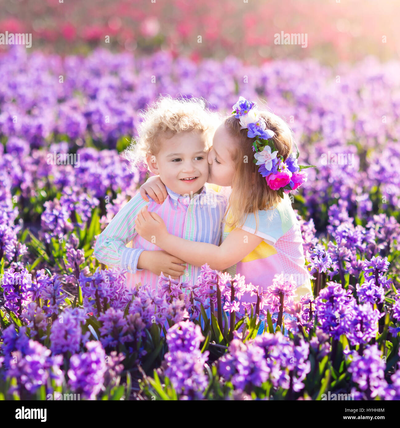 Kinder im Garten. Kinder spielen im Freien auf Hyazinthen Wiese. Kleine