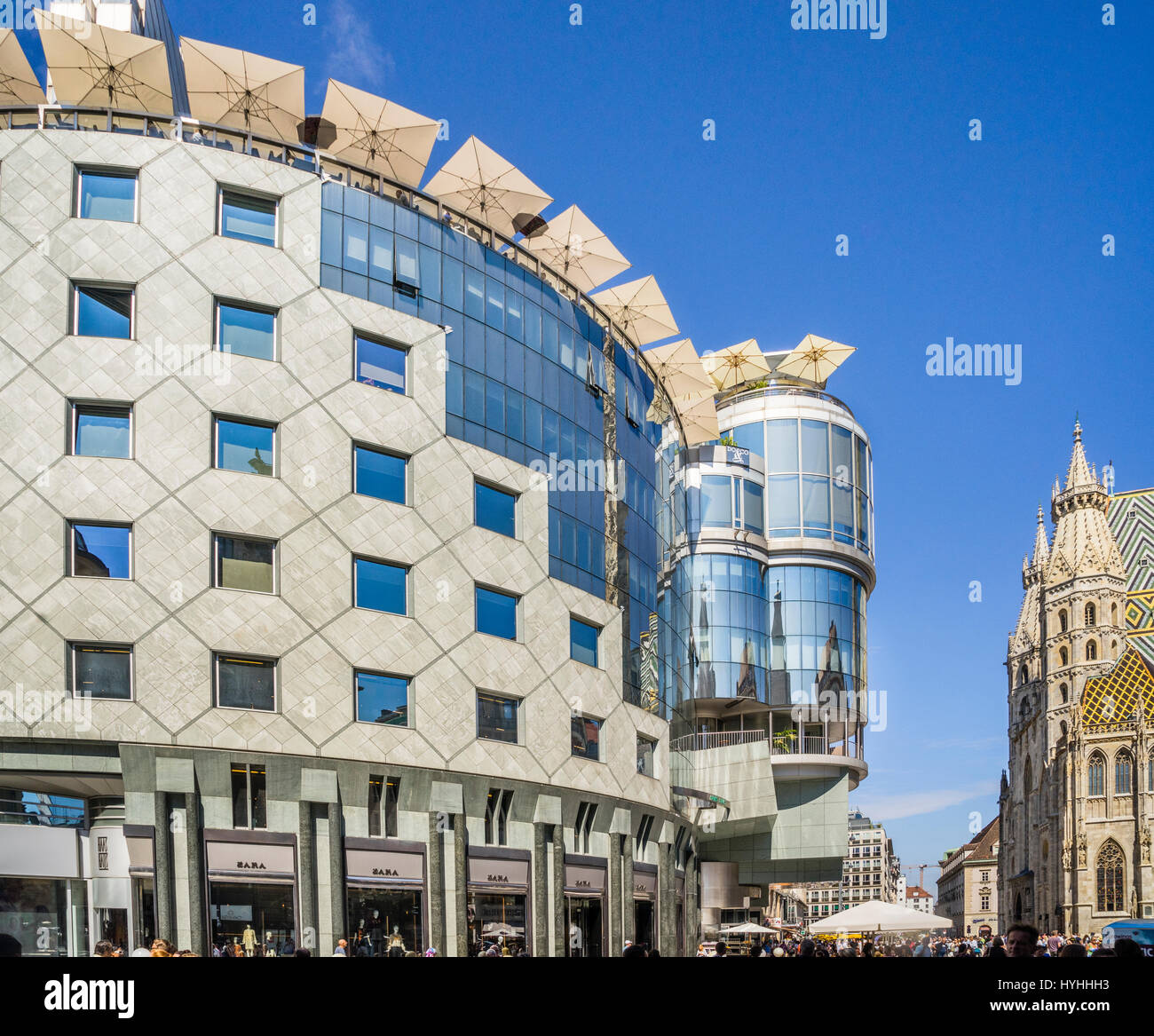 Österreich, Wien, Blick auf die Postmoderne Haas House am Stephansplatz bilden einen starken Kontrast zu der benachbarten St.-Stephans-Basilika (Stephansdom) Stockfoto