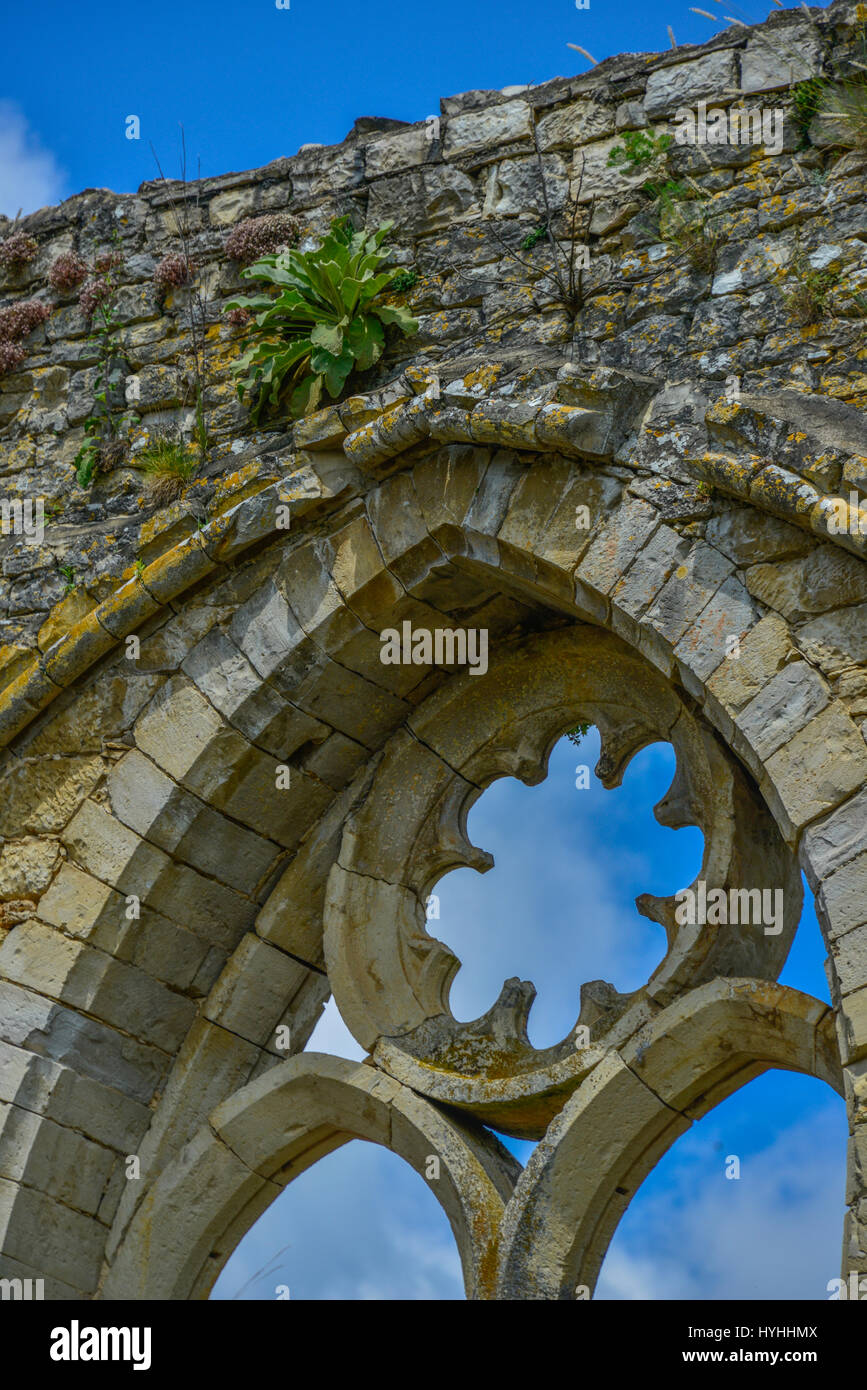 Detail von einem zerstörten glaslosen gewölbte Fenster, in dem verlassenen Leobard Abbey, in der Dordogne, Frankreich. Stockfoto