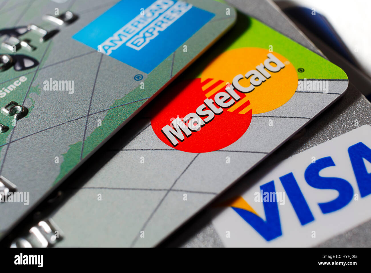 Nahaufnahme Makroaufnahme Mastercard unter anderen Kreditkarten Stockfoto