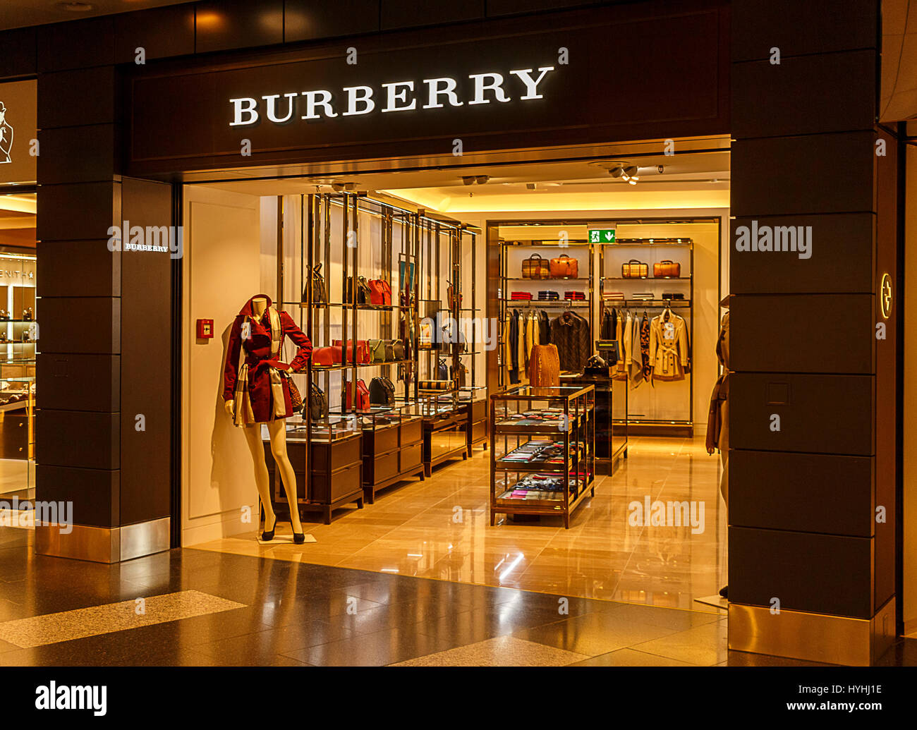 Im Burberry-Store in Zürich-Flughafen-Abflug-lounge Stockfotografie - Alamy