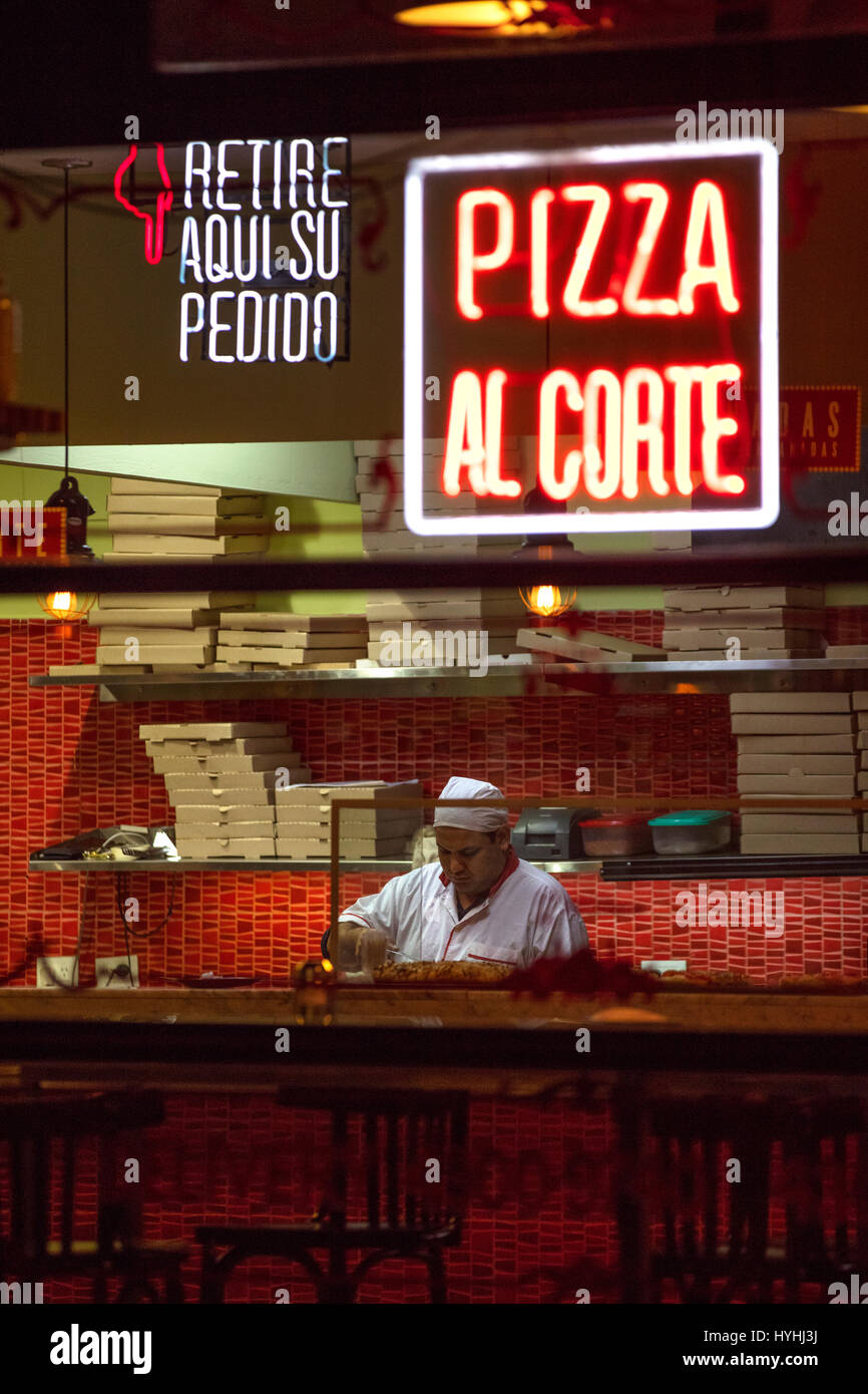 Fenster einer Pizzeria im Stadtteil San Telmo. Buenos Aires, Argentinien. Stockfoto