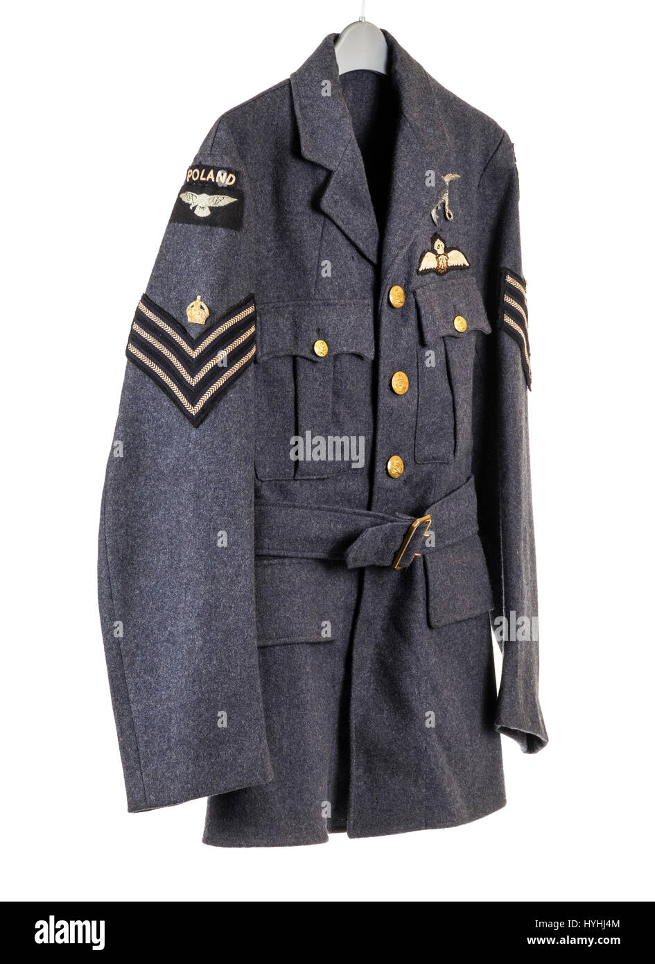 WW2 RAF Tunika von einem Sergeant mit der polnischen Luftwaffe getragen, mit einem Tuch RAF Flügel, Polen schulter Abzeichen und Streifen und messingknöpfen durch Tasten Ltd. Stockfoto