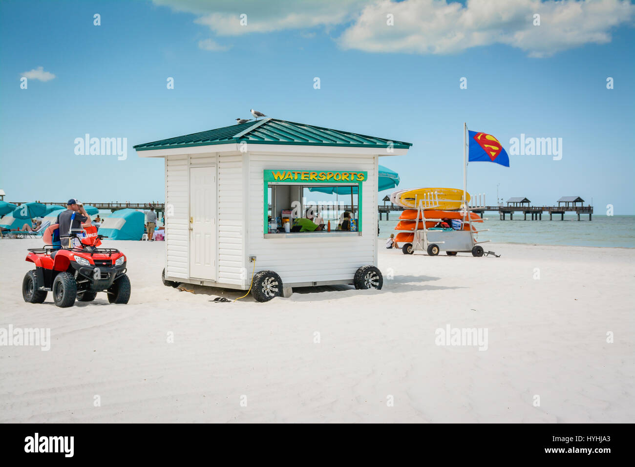 Beliebte weiße Sandstrand am Clearwater Beach, Florida, ein Kajak mieten  Hütte und ATV in der Nähe von Pier 60 & der Küste in diesem South West  Urlaub Ziel Stockfotografie - Alamy