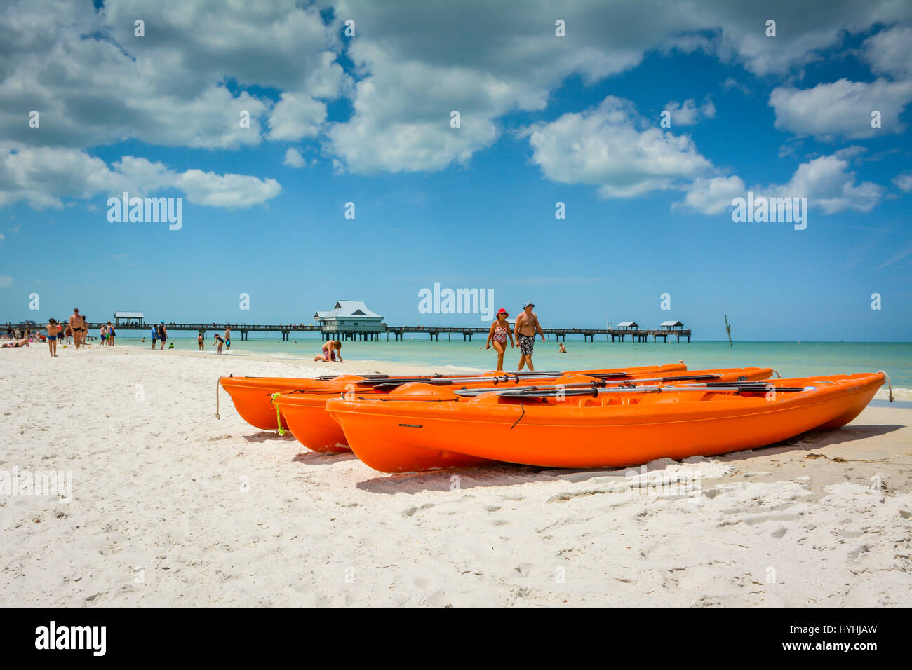 Schöne Szene von Menschen flanieren vor Orange Kajaks ruht am weißen Strand von Clearwater Beach, FL in der Nähe von Pier 60 & Küste Stockfoto