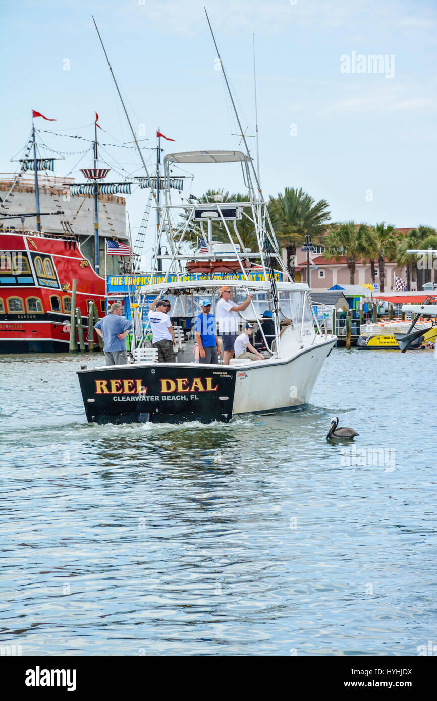 Blick auf den Clearwater Beach, Florida, Marina mit einem gecharterten Boot namens 'The Reel Deal', das mit Fischern beladen ist Stockfoto