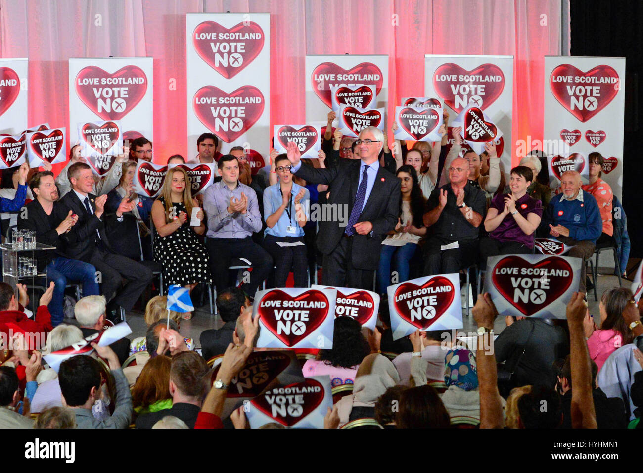 Das Publikum applaudiert der Führer der Kampagne besser zusammen und ehemaligen Kanzler Alistair Darling, als er bei einer pro-Union Better Together Kampagne Kundgebung in Glasgow am Vorabend der Umfrage in der schottischen Unabhängigkeitsreferendum spricht Stockfoto