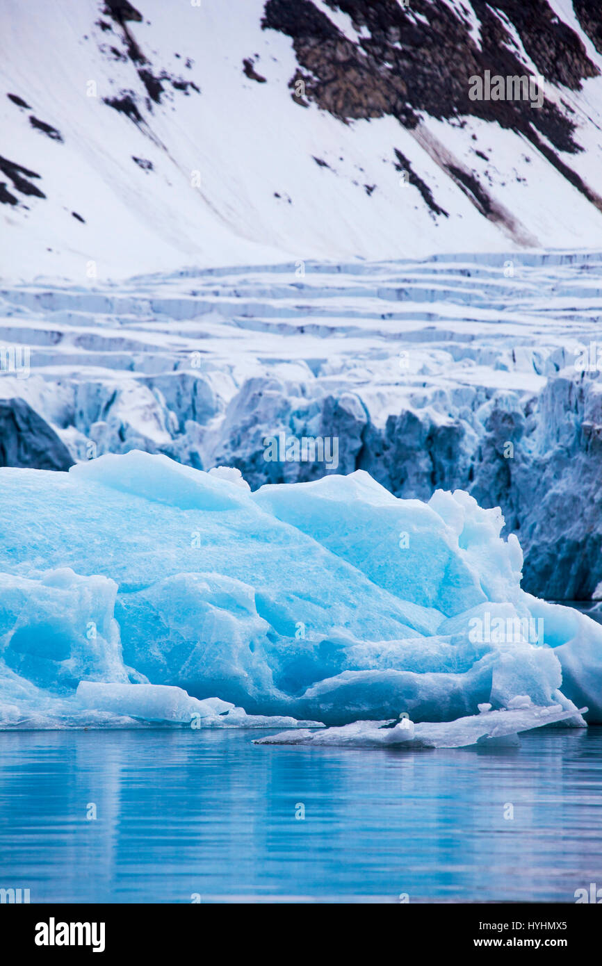 Waggonwaybreen, ein Ausgabe-Gletscher in Magdalenefjorden, einem 8km langen, 5km breiten Fjord an der Westküste von Spitzbergen in der Arktis Archip debouching Stockfoto
