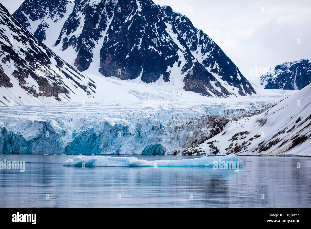 Waggonwaybreen, ein Ausgabe-Gletscher in Magdalenefjorden, einem 8km langen, 5km breiten Fjord an der Westküste von Spitzbergen in der Arktis Archip debouching Stockfoto