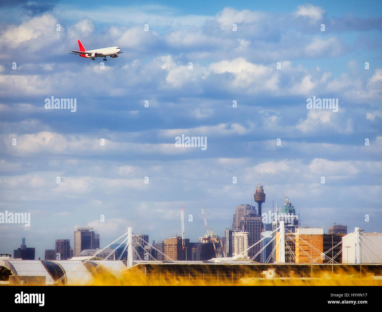 Große kommerzielle Passagierflugzeug nähert sich Sydney International Airport für Landung im Hinblick auf Stadttürme und Sehenswürdigkeiten. Stockfoto