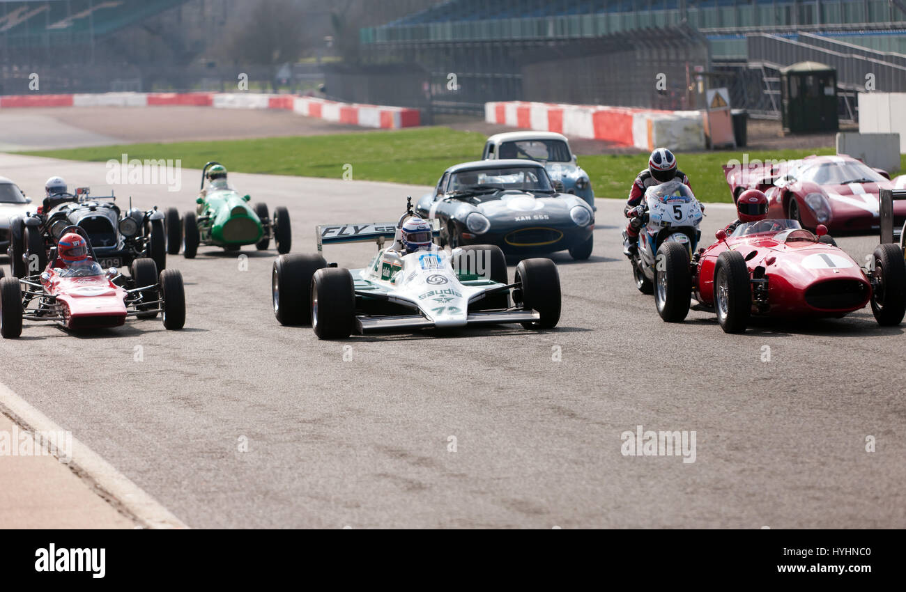 Eine Gruppe von klassischen Rennwagen aus verschiedenen Epochen und Gruppen, parade um dem Silverstone Circuit für 2017 Silverstone Classic Media Day Stockfoto