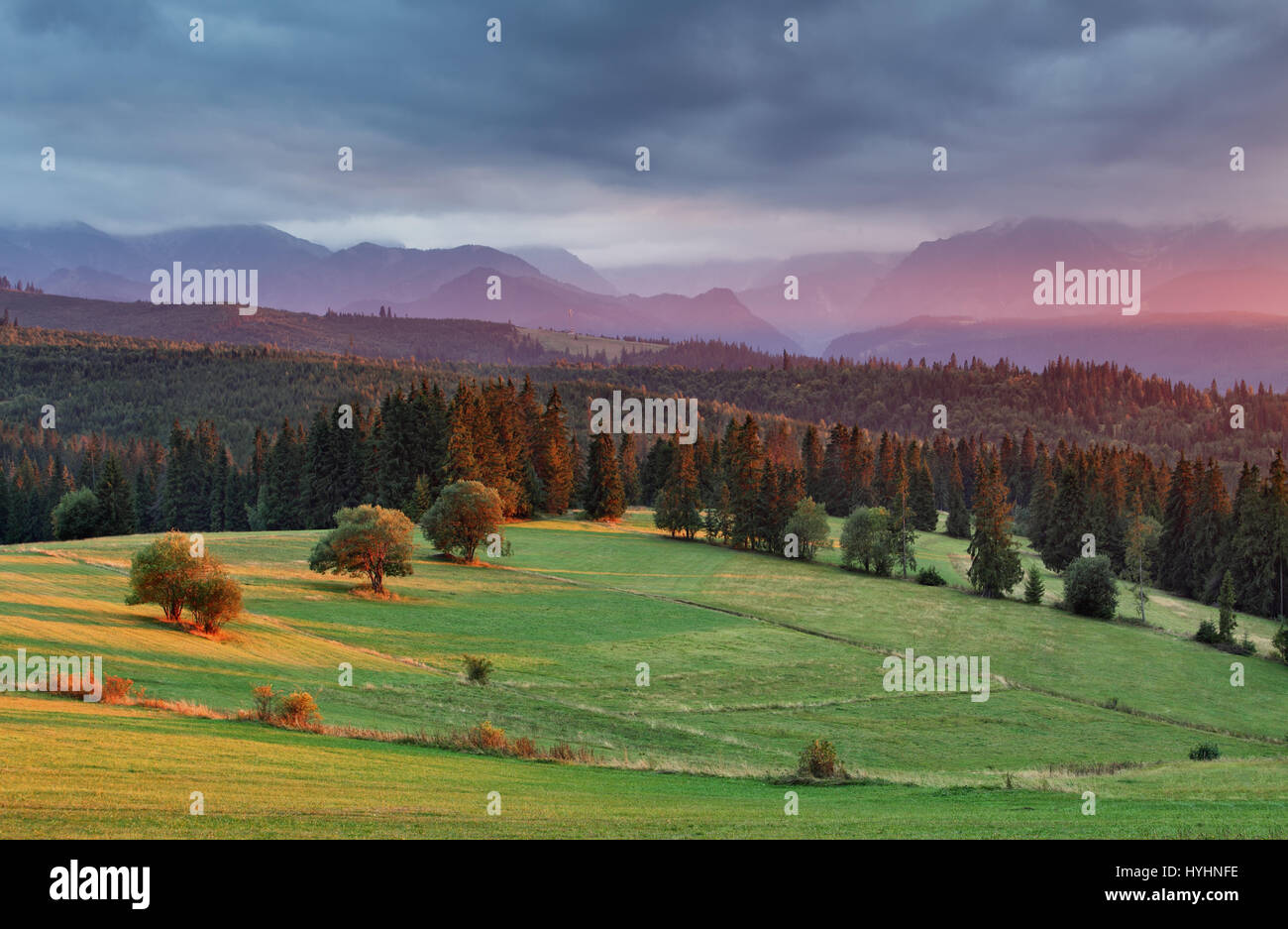 Sonnenuntergang in Polen Berg mit Wald Stockfoto