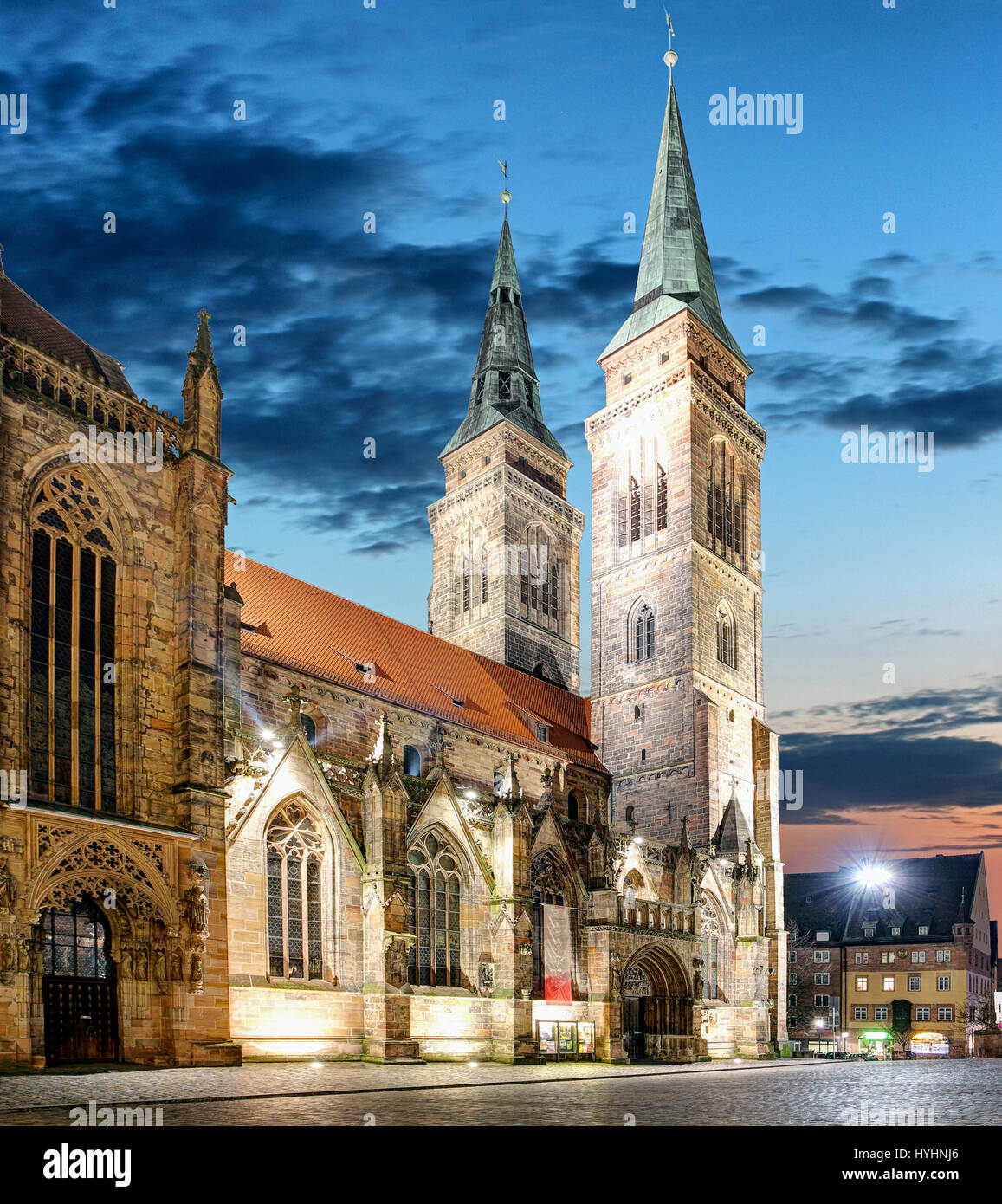 St. Lorenz-Kirche in der Nacht in Nürnberg, Deutschland Stockfoto